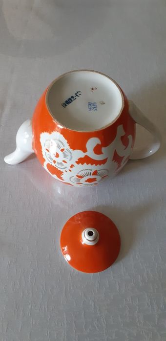 Продам советский большой заварной чайник за 10000 тенге.