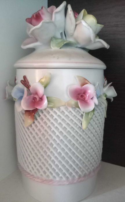 Mai multe obiecte din portelan din anii 1920-1970