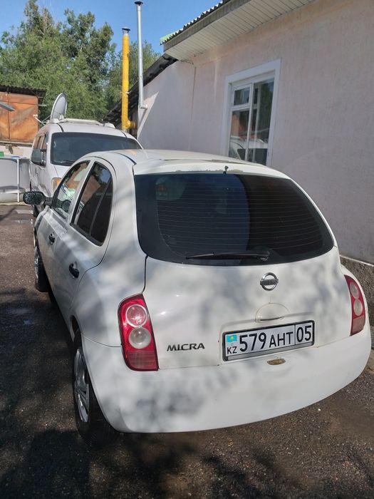 малолитражка Ниссан