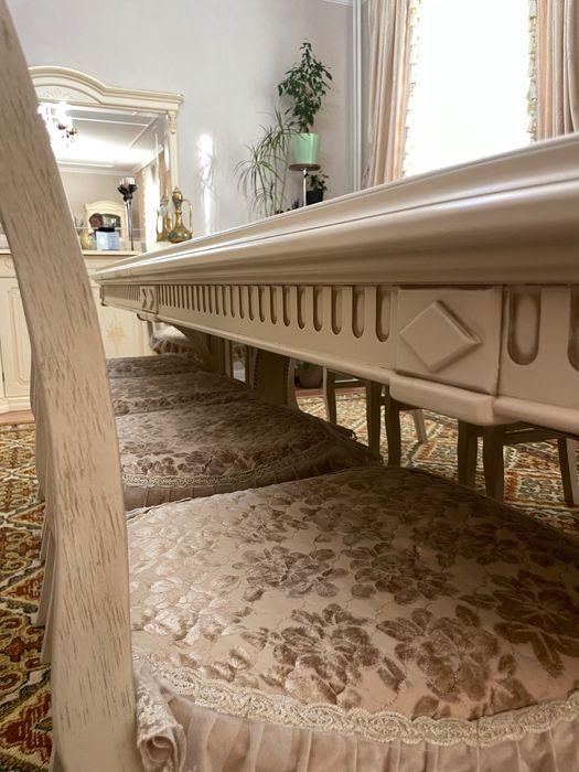 Стол со стульями в гостиную