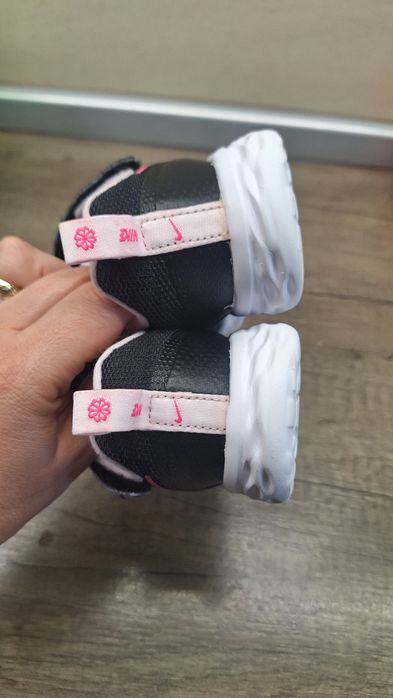 Adidasi nike mar 27