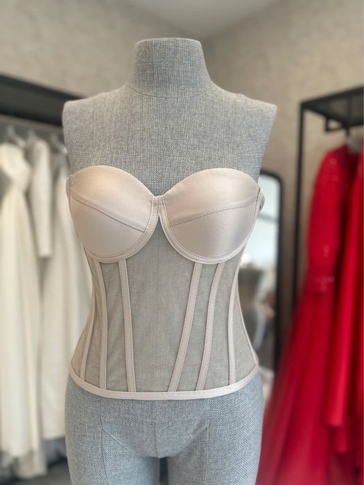 Corsete concepute pentru a evidenția talia și a susține bustul
