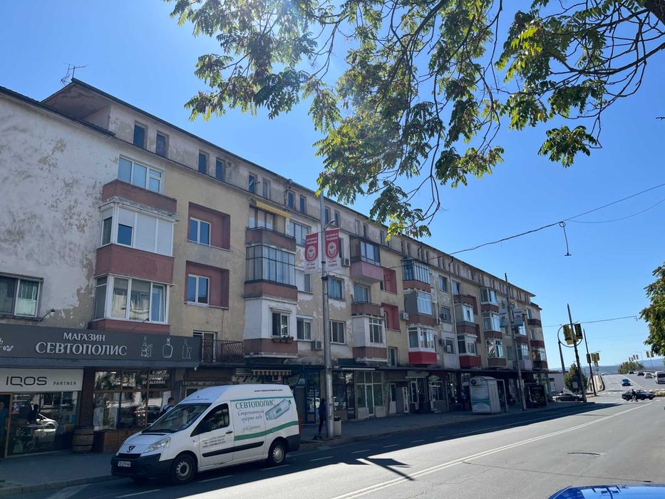 Продава напълно обзаведен апартамент до у-ще Паисий Хилендарски