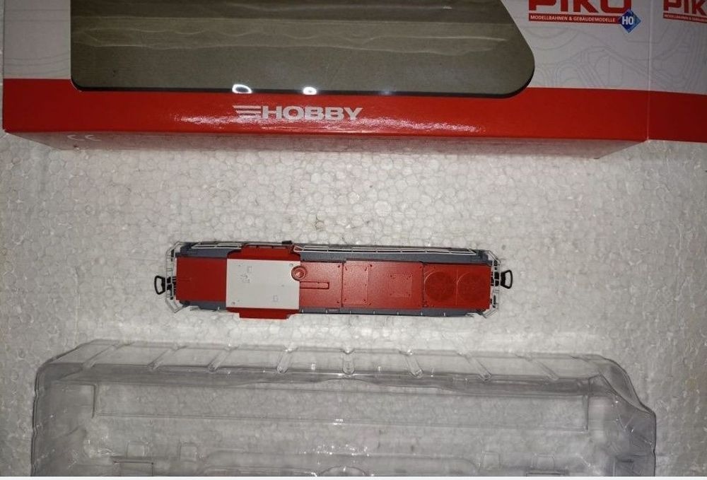 piko BR92 locomotiva digitala cu sunet

Lumini frontale alb/roșu
Tracț