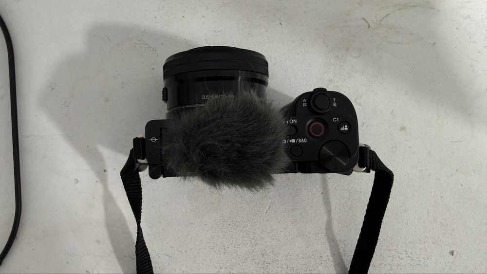 Sony ZV-E10 – Като нова | Перфектна за стрийминг, влогове и фотография