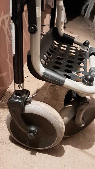 Помощна количка,проходилка за възрастни,сгъваема