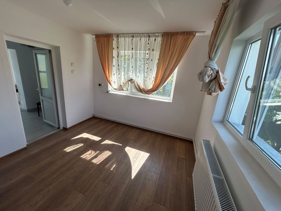 P. F. Dau spre închiriere casă pentru spațiu comercial. din cărămidă. Recent renovată, în apropiere de Tg. Neamț