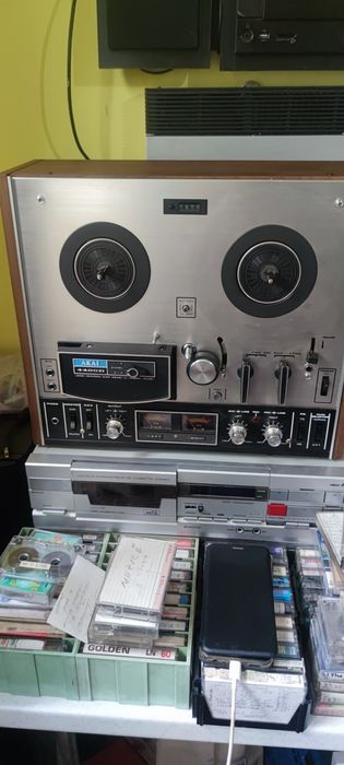 Două magnetofoane Akai