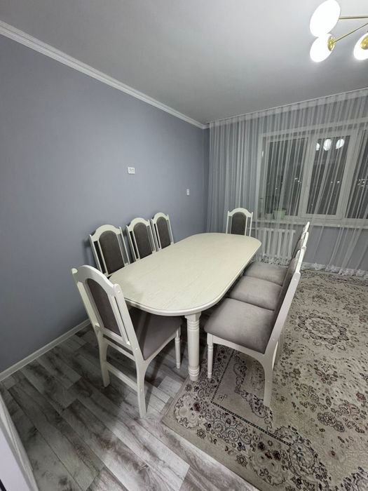 Стол и стулья на 8 человек