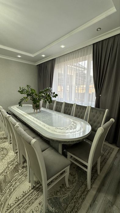 Стол с 16 стульями