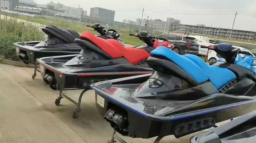 ЛУКСОЗНИ Jet Ski (3 местна) (4-тактов, 1400 коня) (4 ЦВЯТА)
