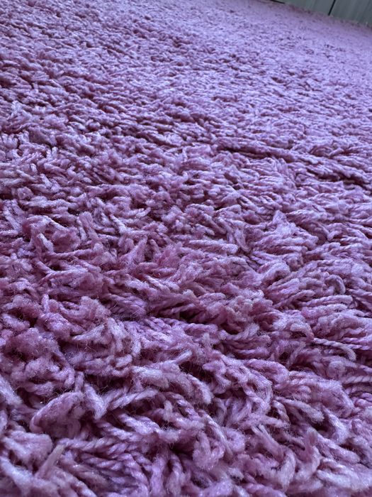 Красив розов килим