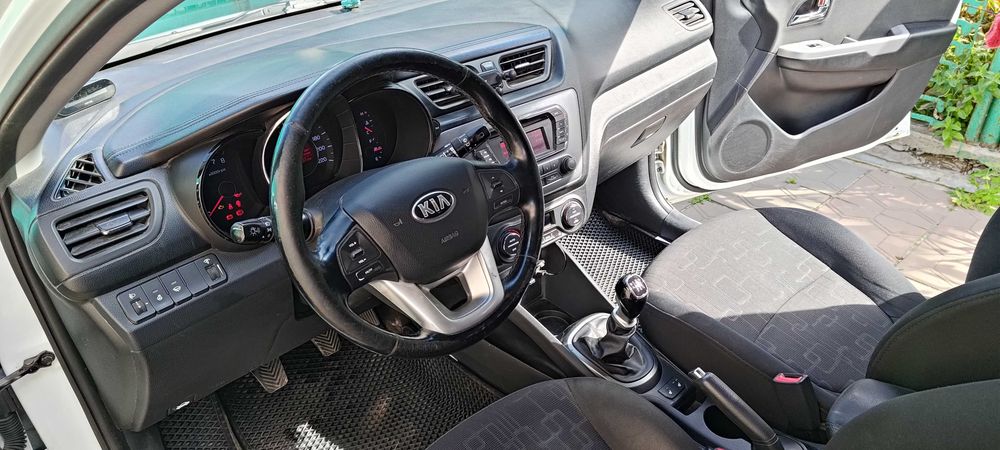 Продам Kia Rio хэтчбек 2014г