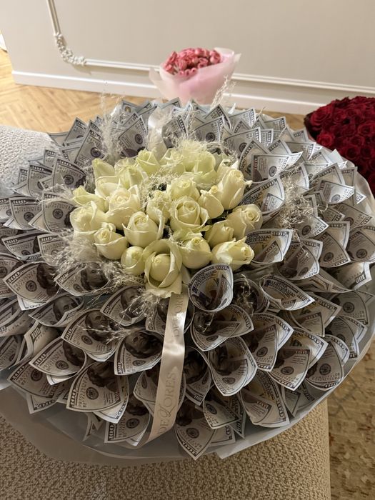 Денежный букет из $100 купюр