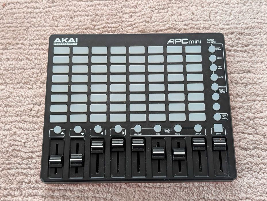 Vand AKAI APC Mini, 250 Lei, transport Easybox inclus