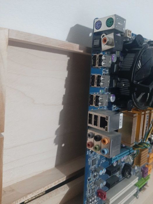 Kit Placă de bază Gigabyte GA-73PVM-S2H + Intel E8400 + 2GB DDR2