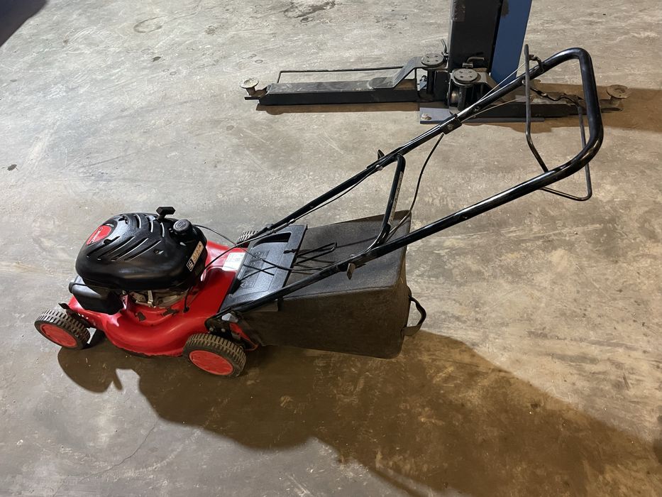 Vand masina de tuns iarba