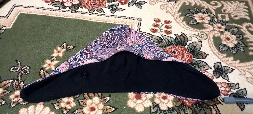 Әйелдер бас киімі ,куртка ,қара ұзын көйлек