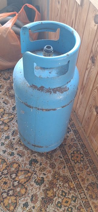 Газова бутилка, напълно запазен корпус, без вдлъбнатини.