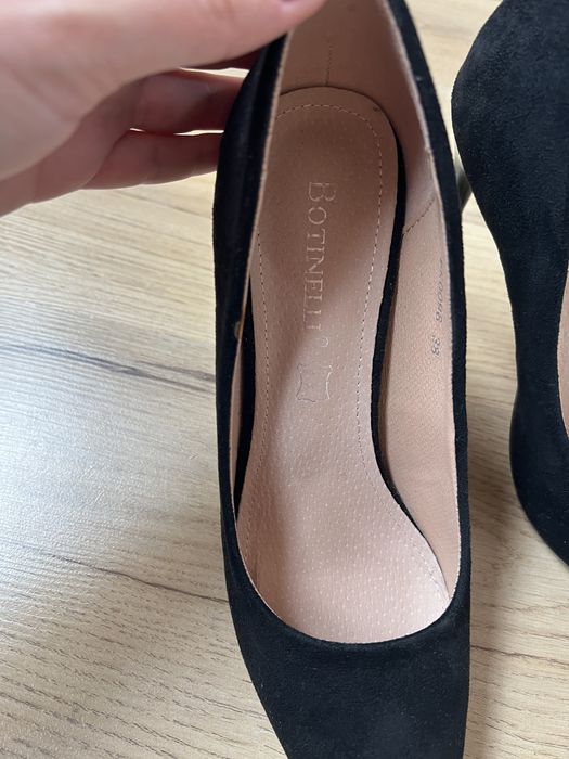 Дамски обувки на висок ток