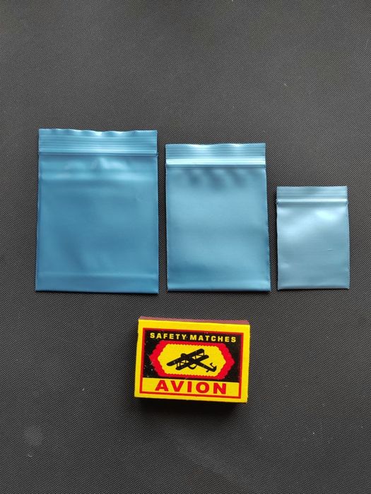 Зип-лок пакетики синие плотные.