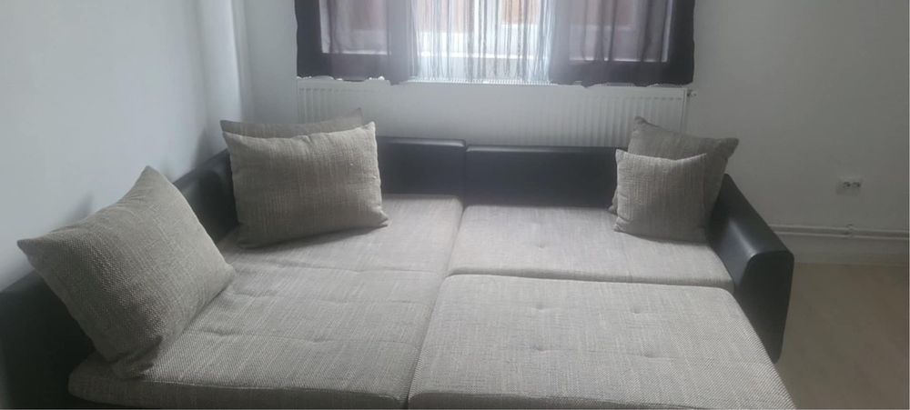 Colțar extensibil, perne incluse, aspect modern.