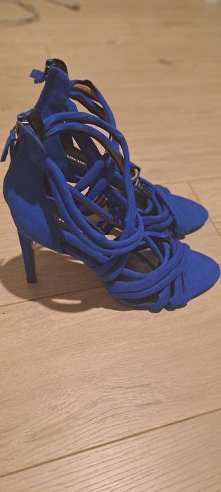 Велурени сандали "Zara" с тънък ток