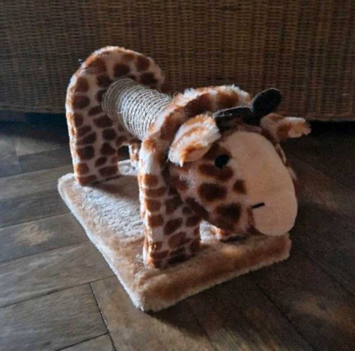 Играчка Драскалка за котка във формата на жираф