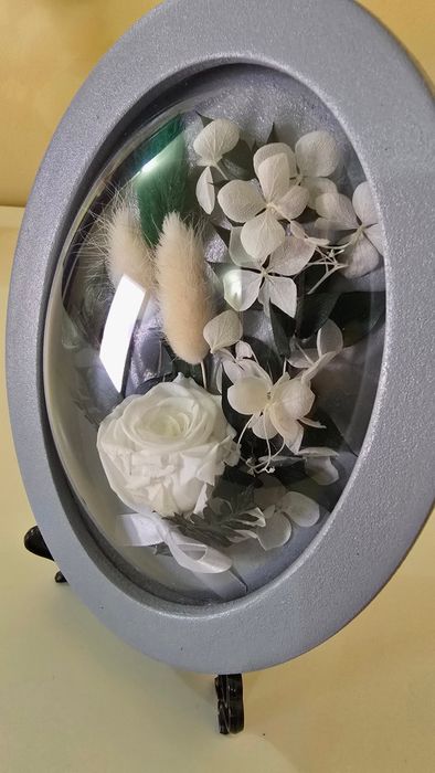 Tablou oval realizat manual cu flori naturale