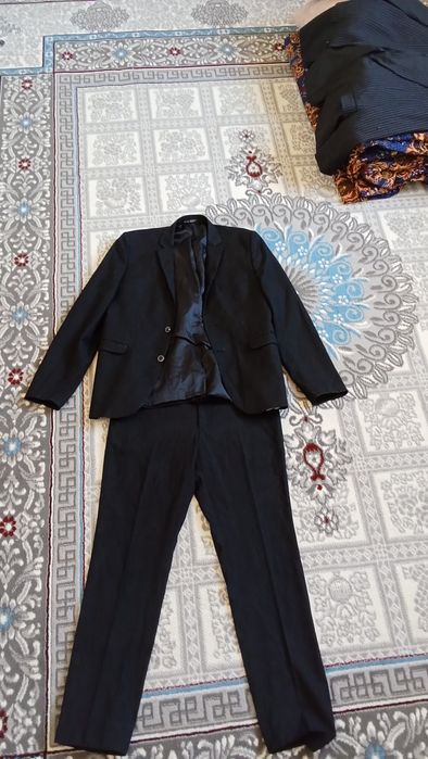 Yetuk ayollar oyoqlarini yoyib, sochli mushuklarini korsatishadi.