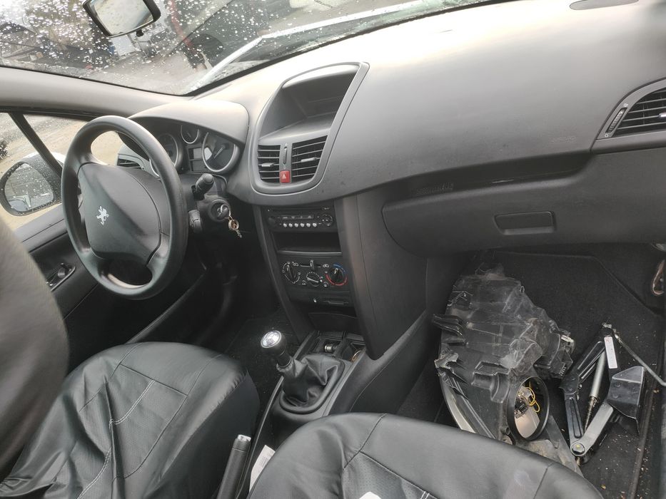 Dezmembrari ușa haion stop oglinda punte scaune ceasuri  Peugeot 207