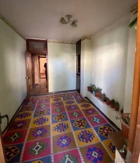 3 xonali Kvartira sotiladi 2 etaj Qarshi