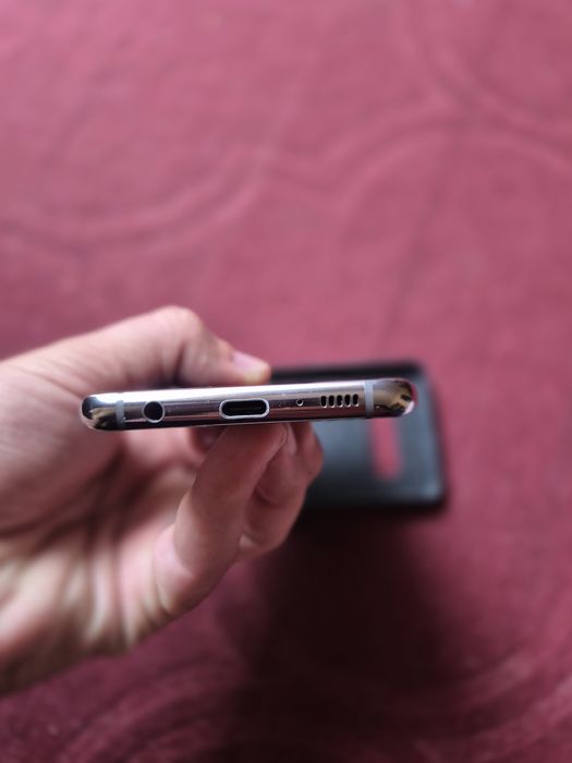 Samsung S10 yaxshi holatda