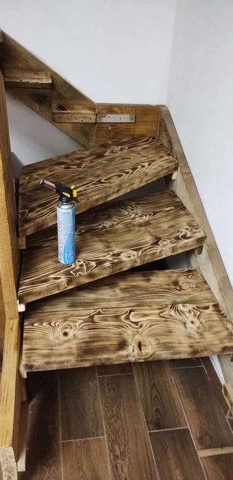 Scări din lemn masiv