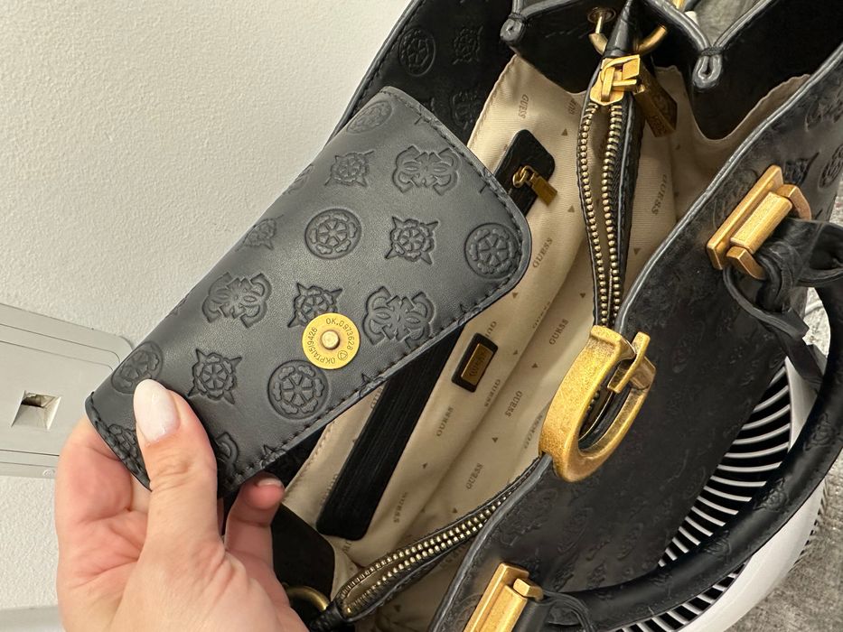 Дамска чанта Guess