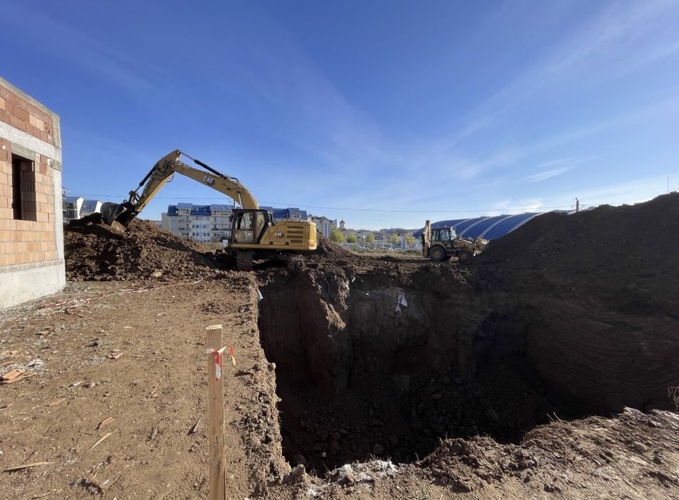 Pămănt de umplutura si vegetal.