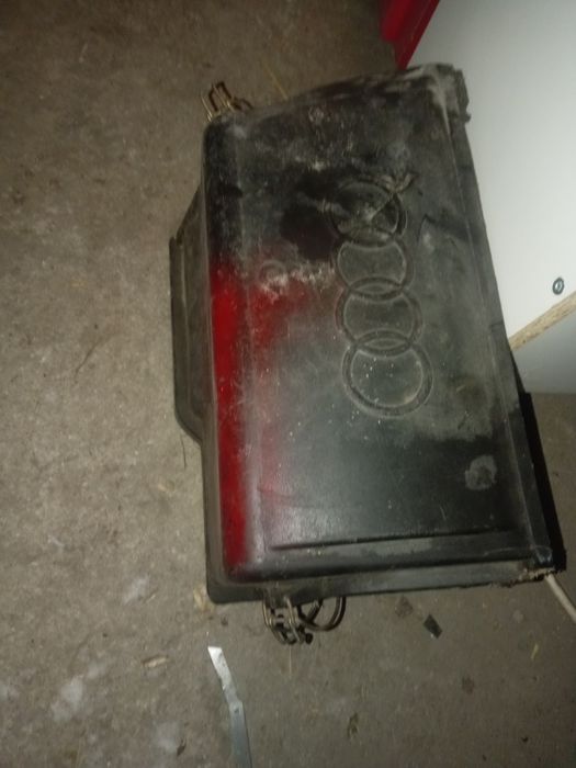 Продам крышку на аккумулятора ауди 80