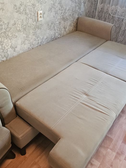 Продам диван, два стула, тумбочку