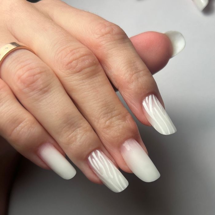 Realizez manichiură cu gel  si semi
Ofer manichiură profesiona