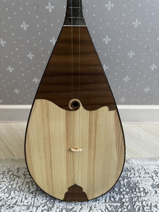 Домбра новая/ музыкальный инструмент