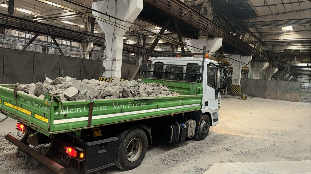 Inchiriere excavator piconat beton bascula