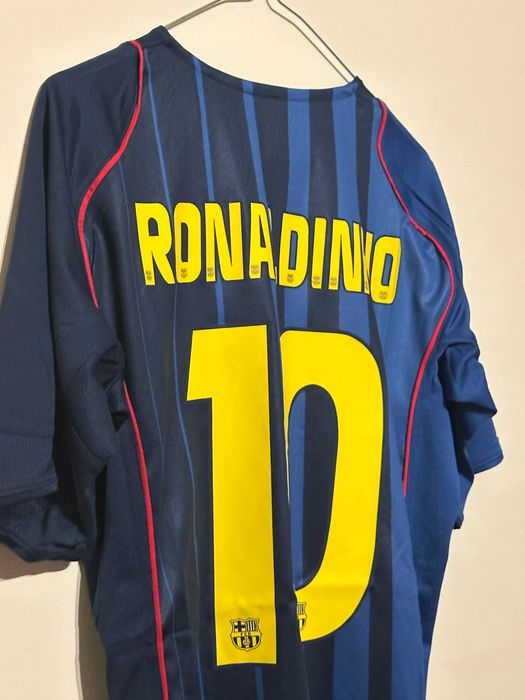 Тениска на Ronaldinho в FC Barcelona - НОВО ; НАЙ-ДОБРАТА ЦЕНА!