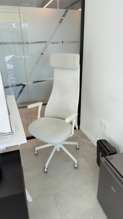 IKEA JÄRVFJÄLLET – бял ергономичен офис стол с подглавник