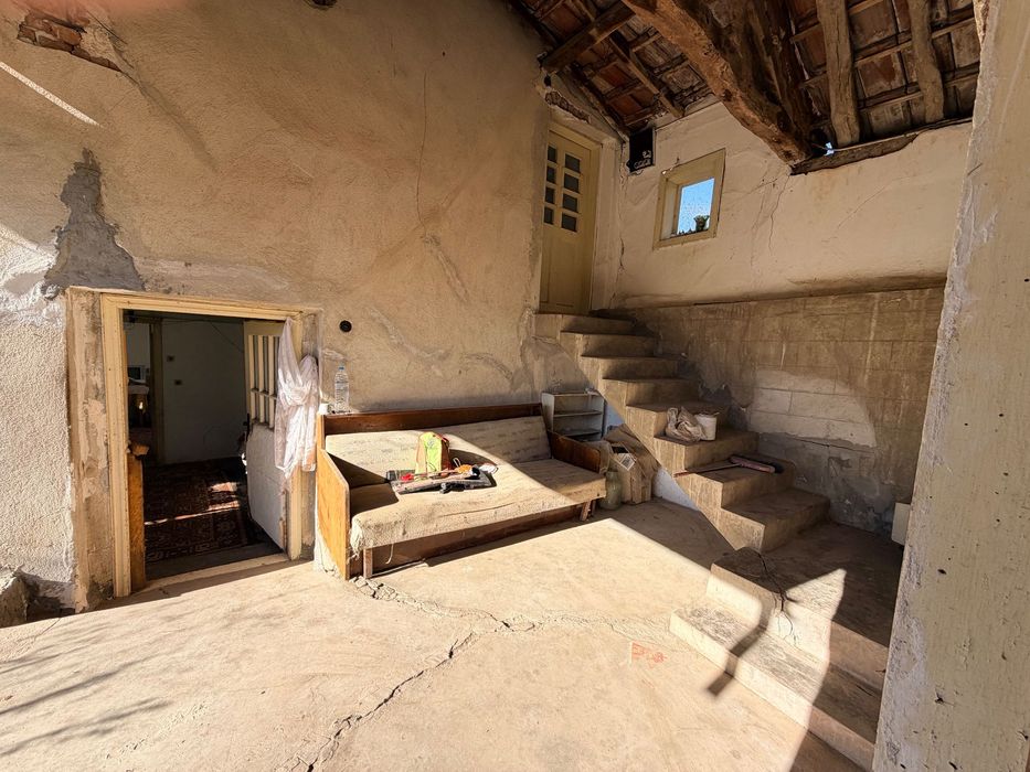 Къща с двор и селскостопански постройки