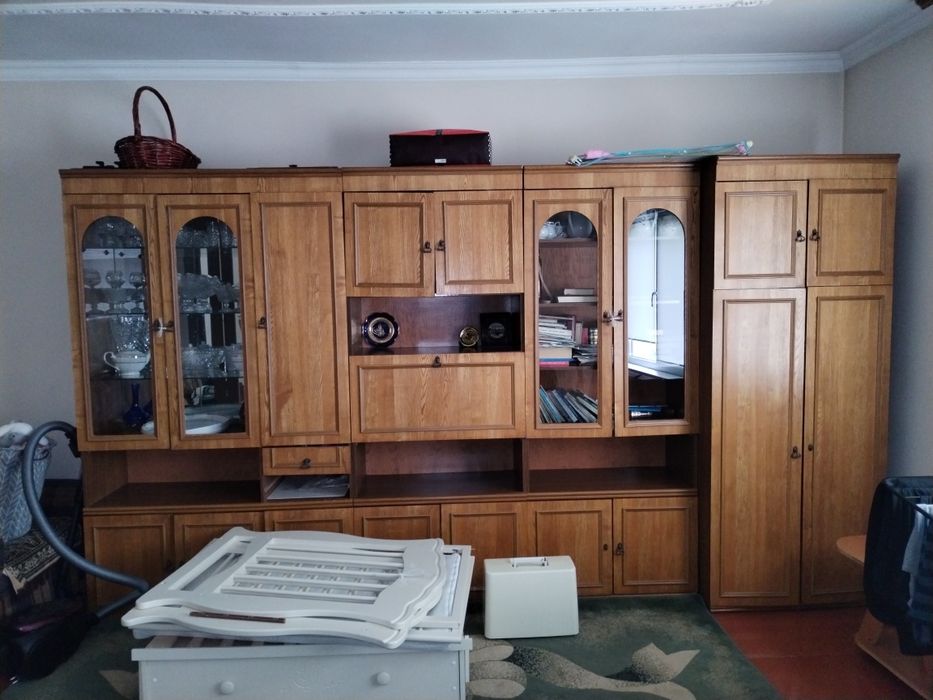 Стенка деревянная с посудой и корпе