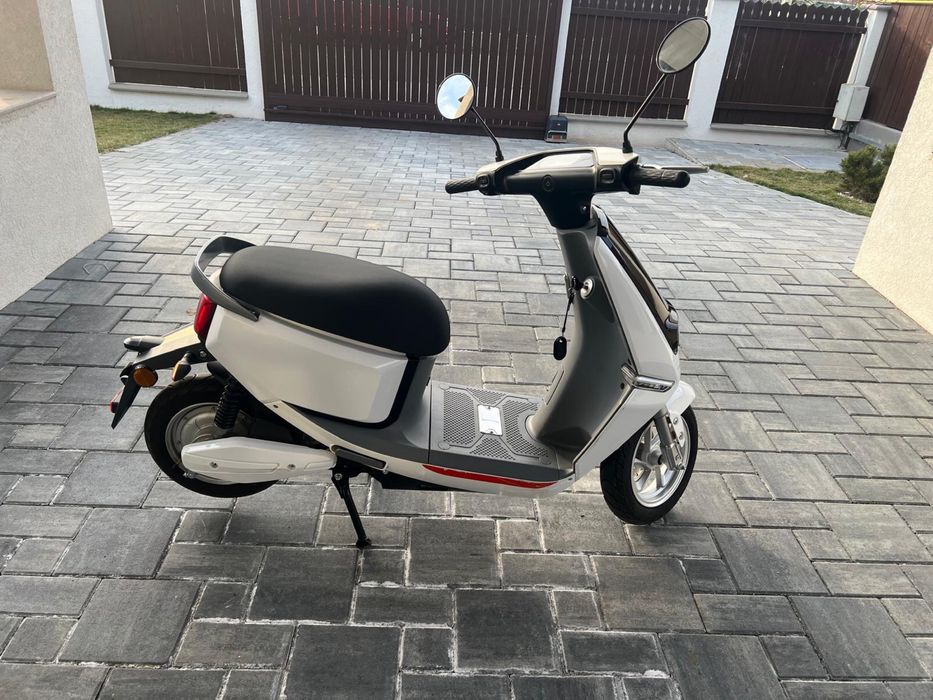 Scuter electric Yadea impecabil