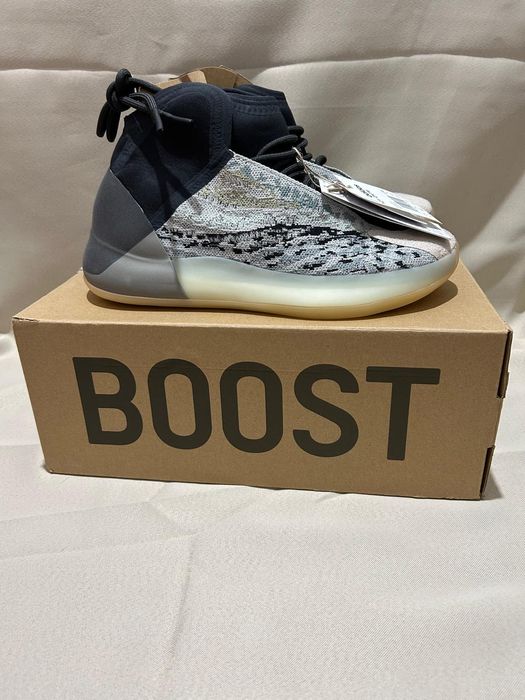 Yeezy Quantum noi cu eticheta