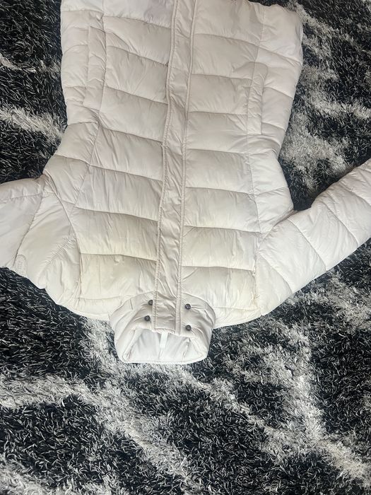 Зимно яке много дебело прпе джинс.има малка забележка затова го пускам