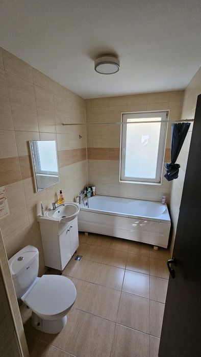 Inchiriez ap cu 2 camere, gradina si 2 parcari private