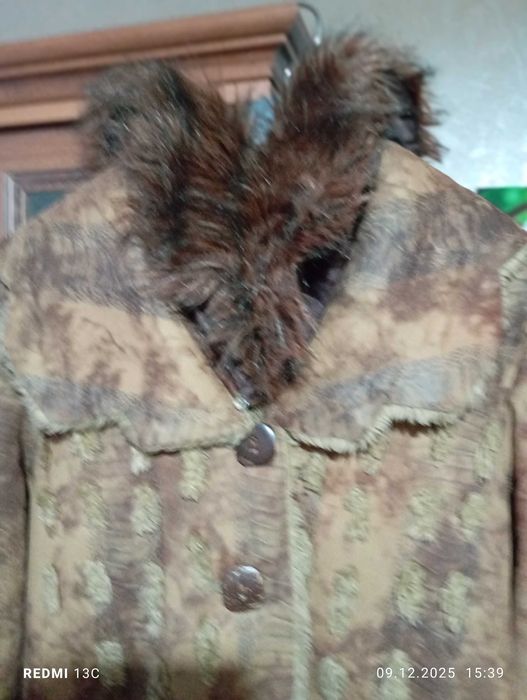 Продавам елегантно дълго зимно палто от еко кожа – отлично състояние!